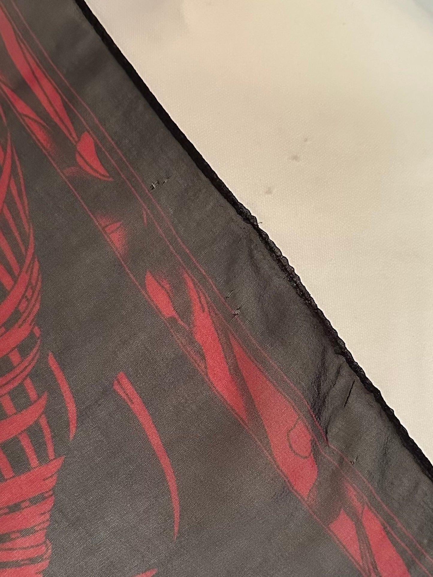 Foulard Lungo in Chiffon Nero e Rosso