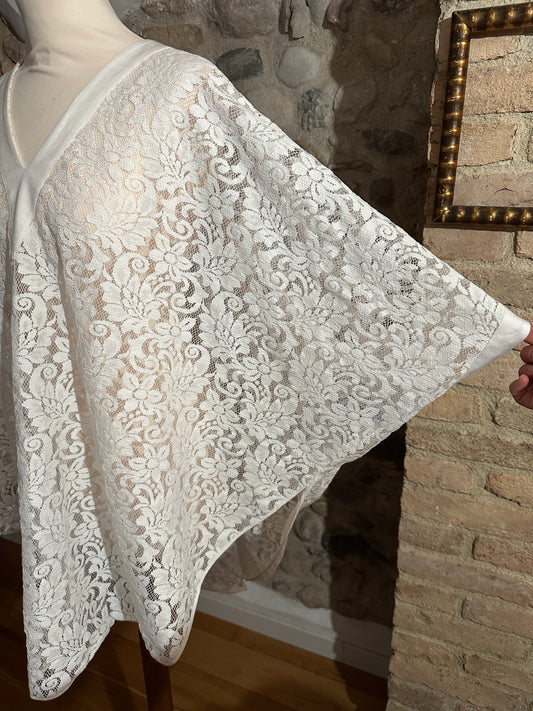 Copricostume Joelle in Pizzo Bianco + Orecchini Fiori + Spilla Fiore