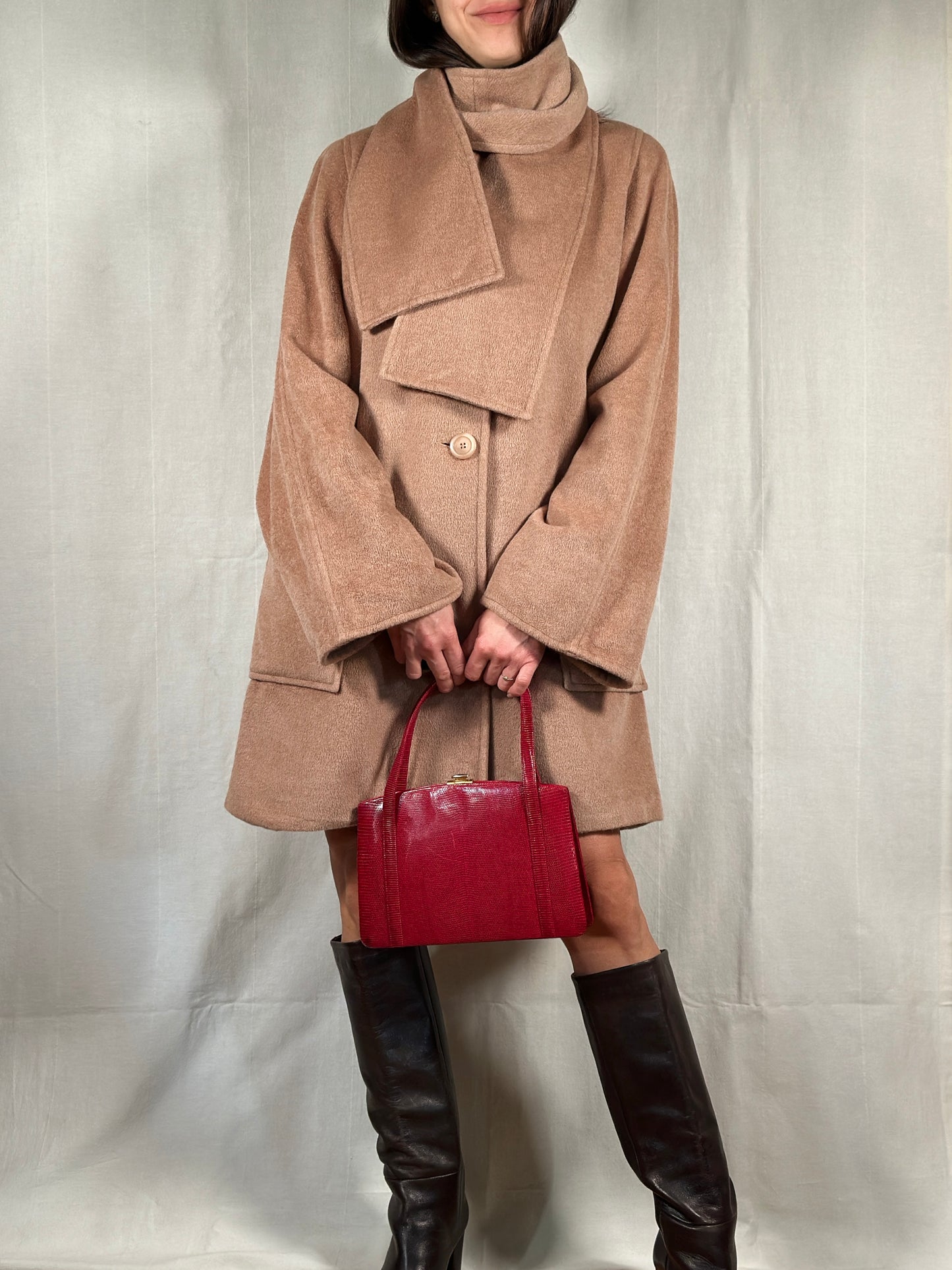 Cappottino Corto Beige Rosato in Lana con Sciarpa Coordinata