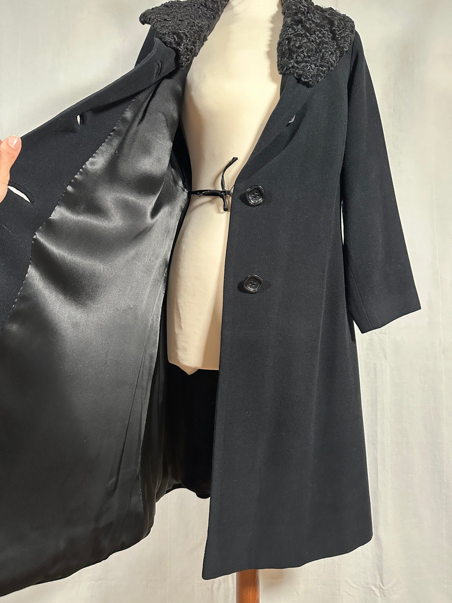 Cappotto Vintage Fine Anni ‘50 Sartoriale in Stile 40es in Lana con Collo in Astrakan Nero