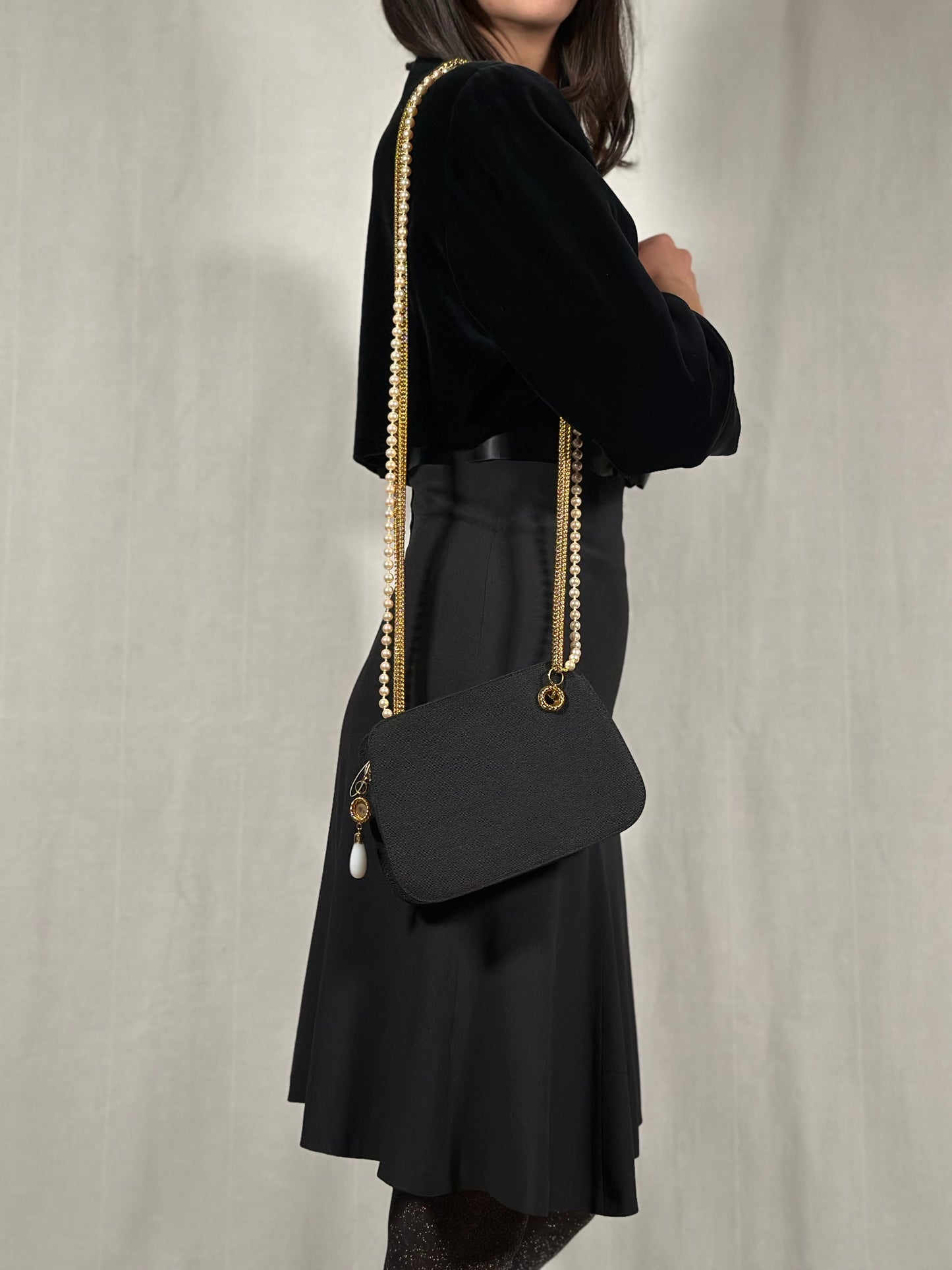 Borsa Moschino by Redwall Nuova Vintage Anni ‘80 Nera con Catena Oro e Perle