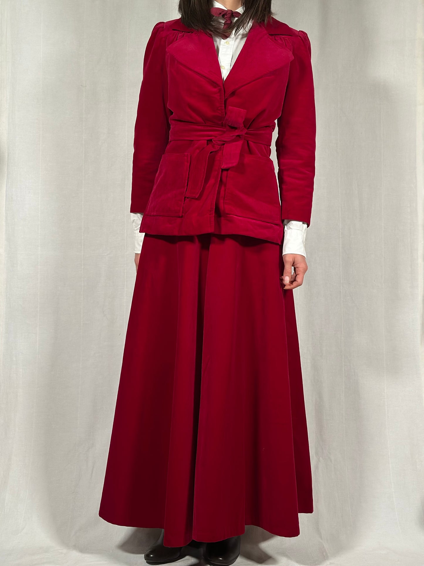 Completo Gonna e Giacca Vintage Anni ‘70 Sartoriale in Velluto Rosso Ciliegia