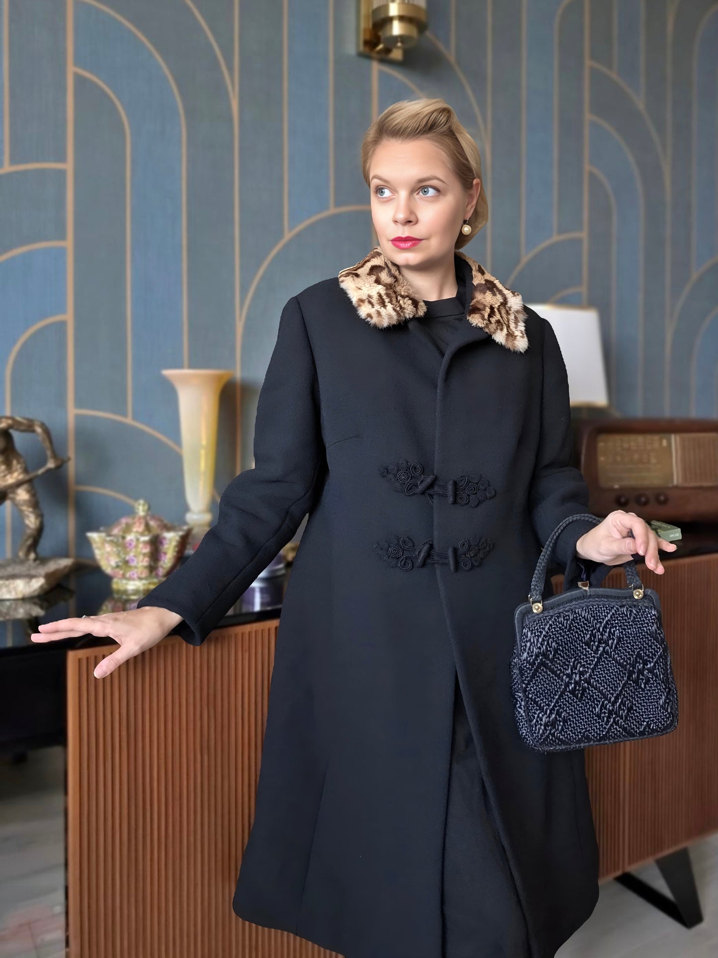 Cappotto Vintage Anni ‘60 Sartoriale in Lana Nero con Collo Pelliccia Ocelot