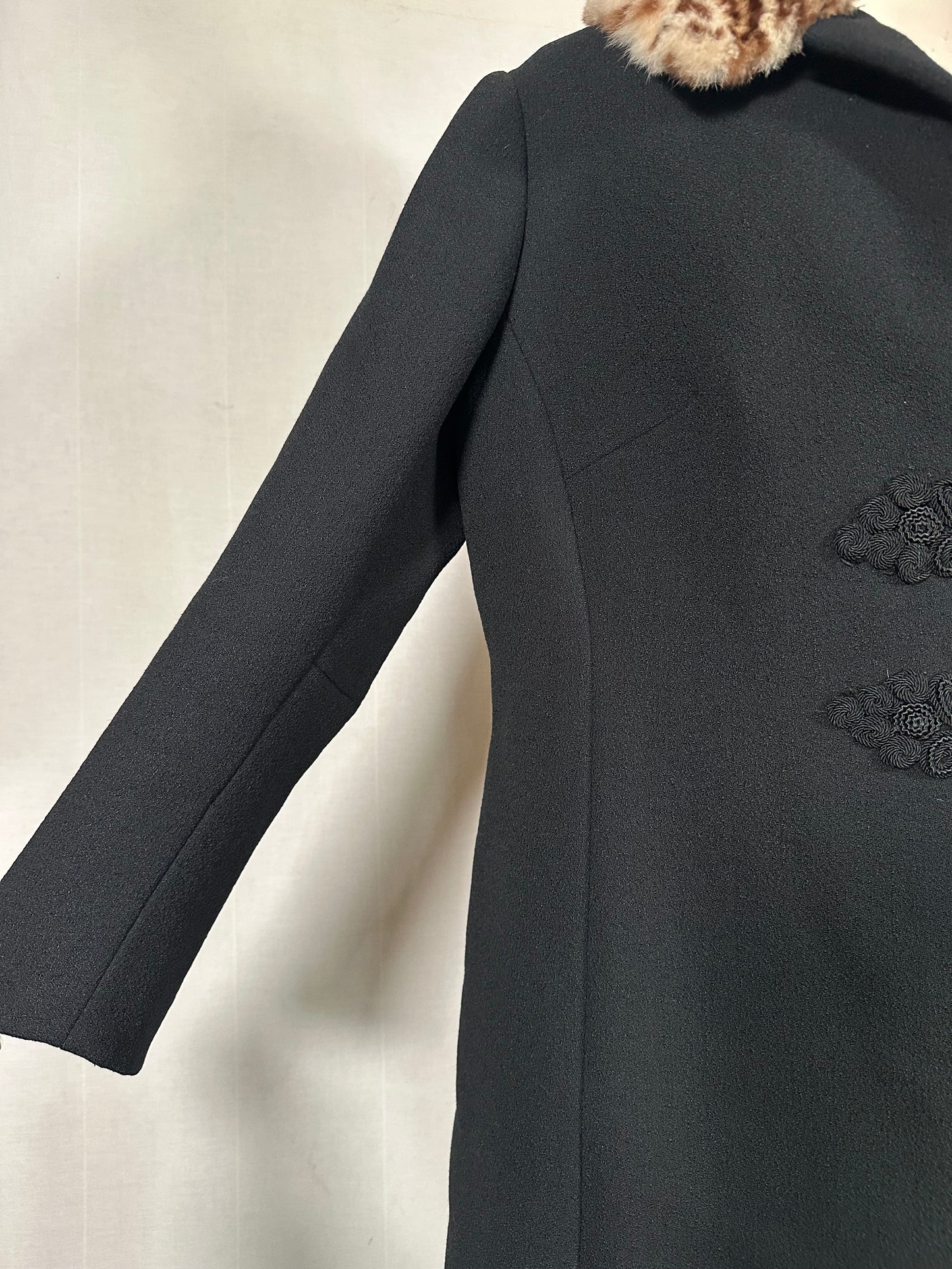 Cappotto Vintage Anni ‘60 Sartoriale in Lana Nero con Collo Pelliccia Ocelot