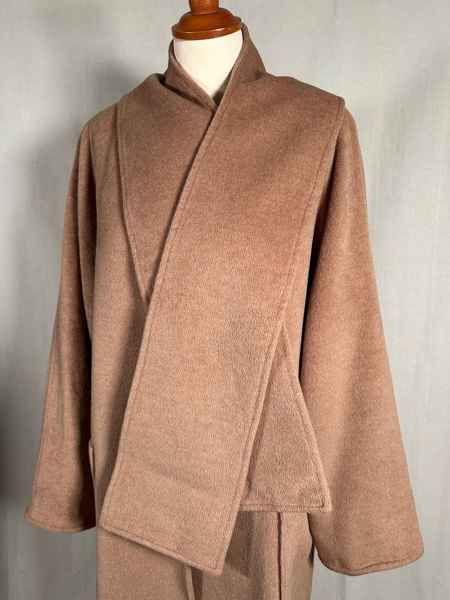 Cappottino Corto Beige Rosato in Lana con Sciarpa Coordinata