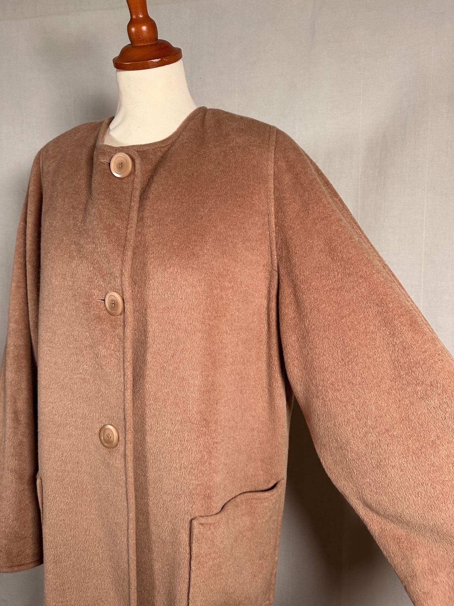 Cappottino Corto Beige Rosato in Lana con Sciarpa Coordinata