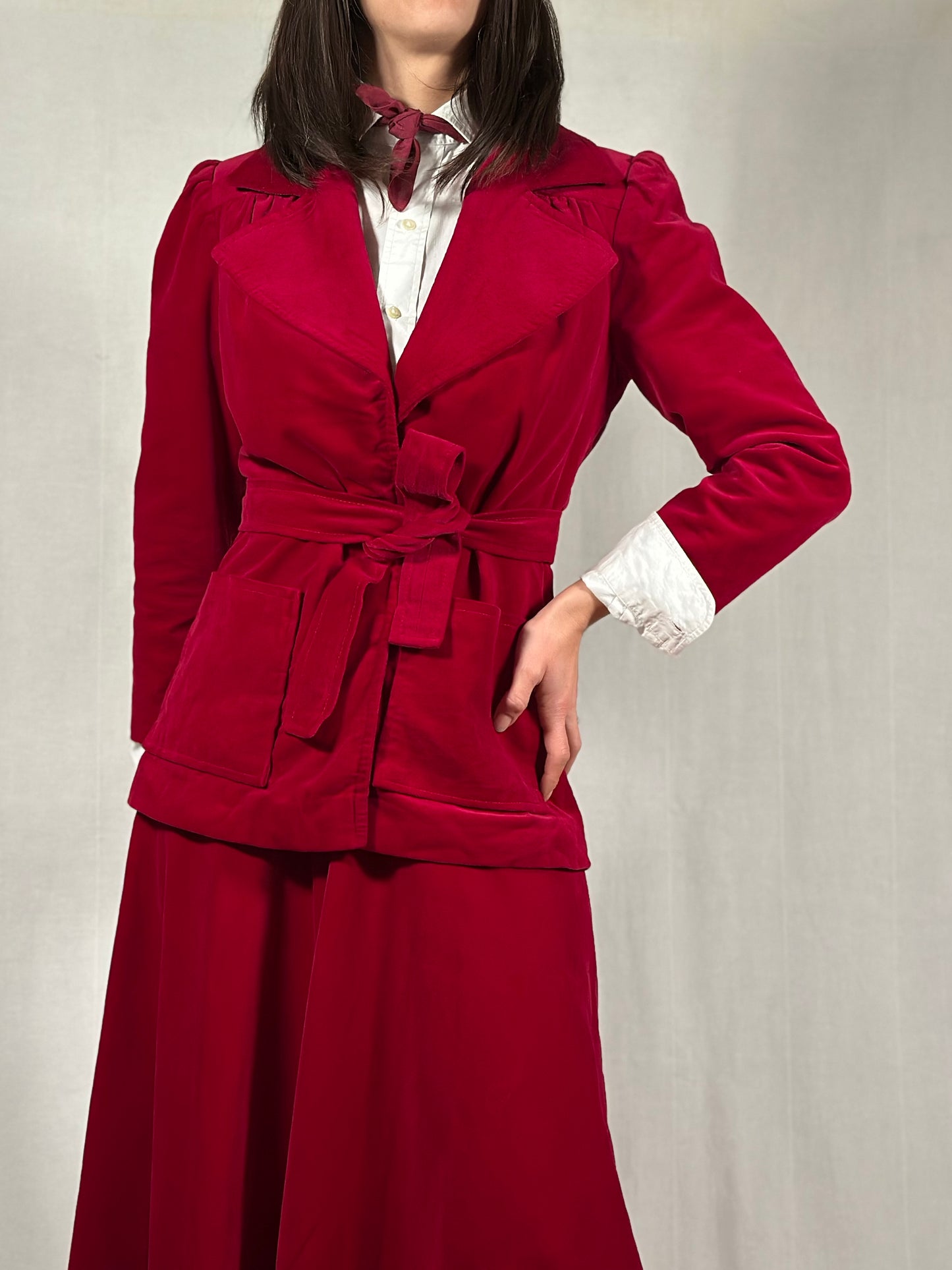 Completo Gonna e Giacca Vintage Anni ‘70 Sartoriale in Velluto Rosso Ciliegia