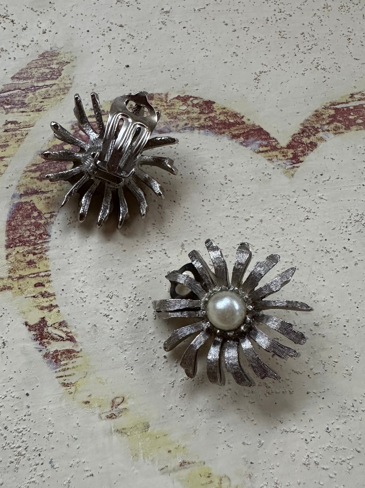 Orecchini Anni ‘60 a Margherita in Metallo Argento con Perla