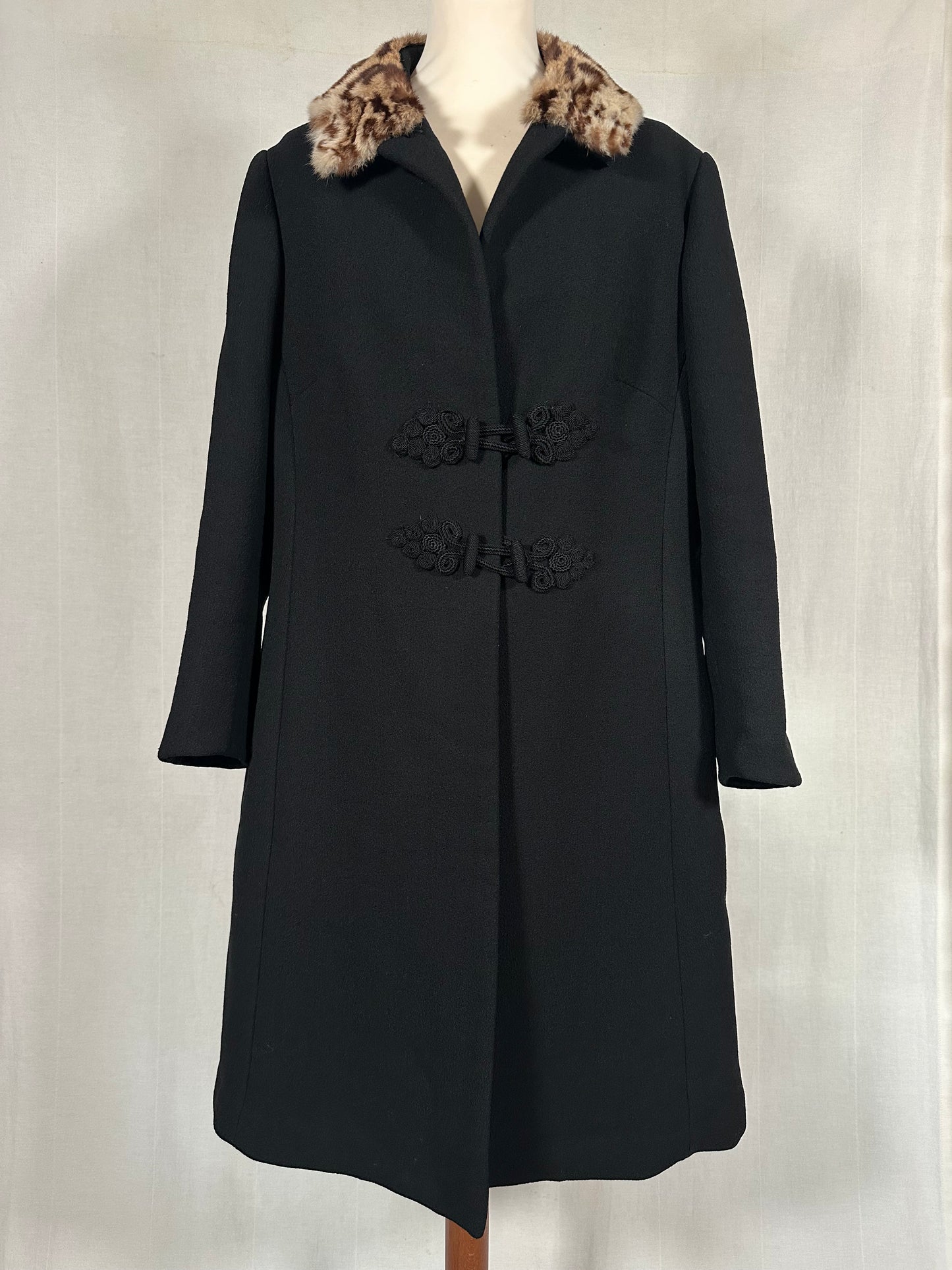 Cappotto Vintage Anni ‘60 Sartoriale in Lana Nero con Collo Pelliccia Ocelot