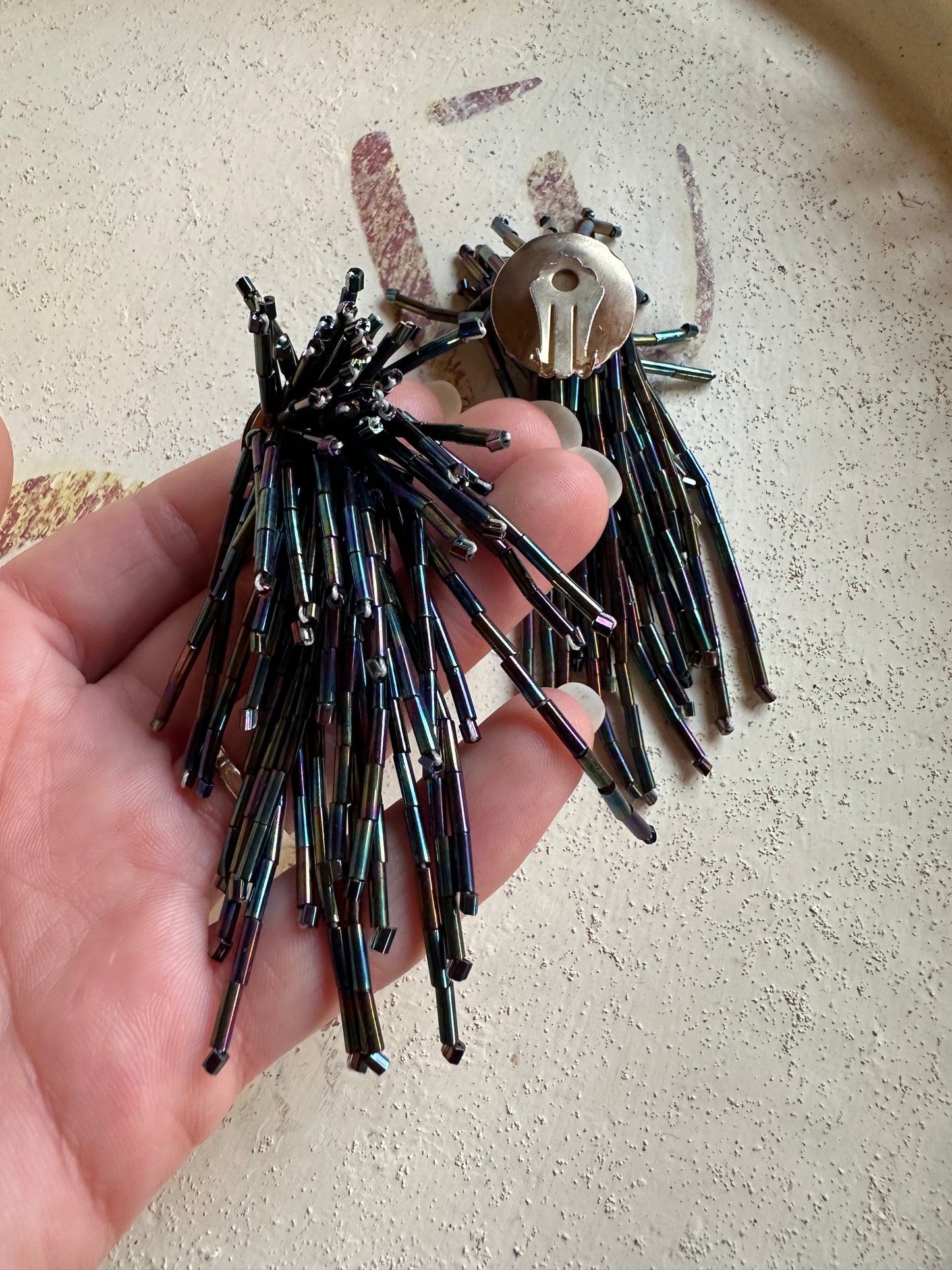 Orecchini Anni ‘80 a Clip Lunghi con Perline Iridescenti