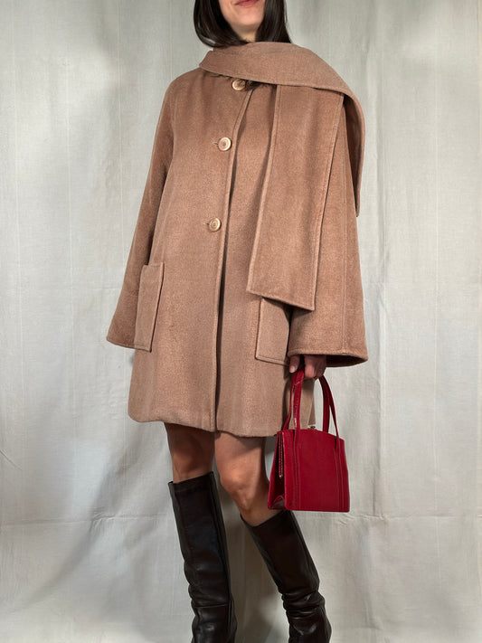 Cappottino Corto Beige Rosato in Lana con Sciarpa Coordinata