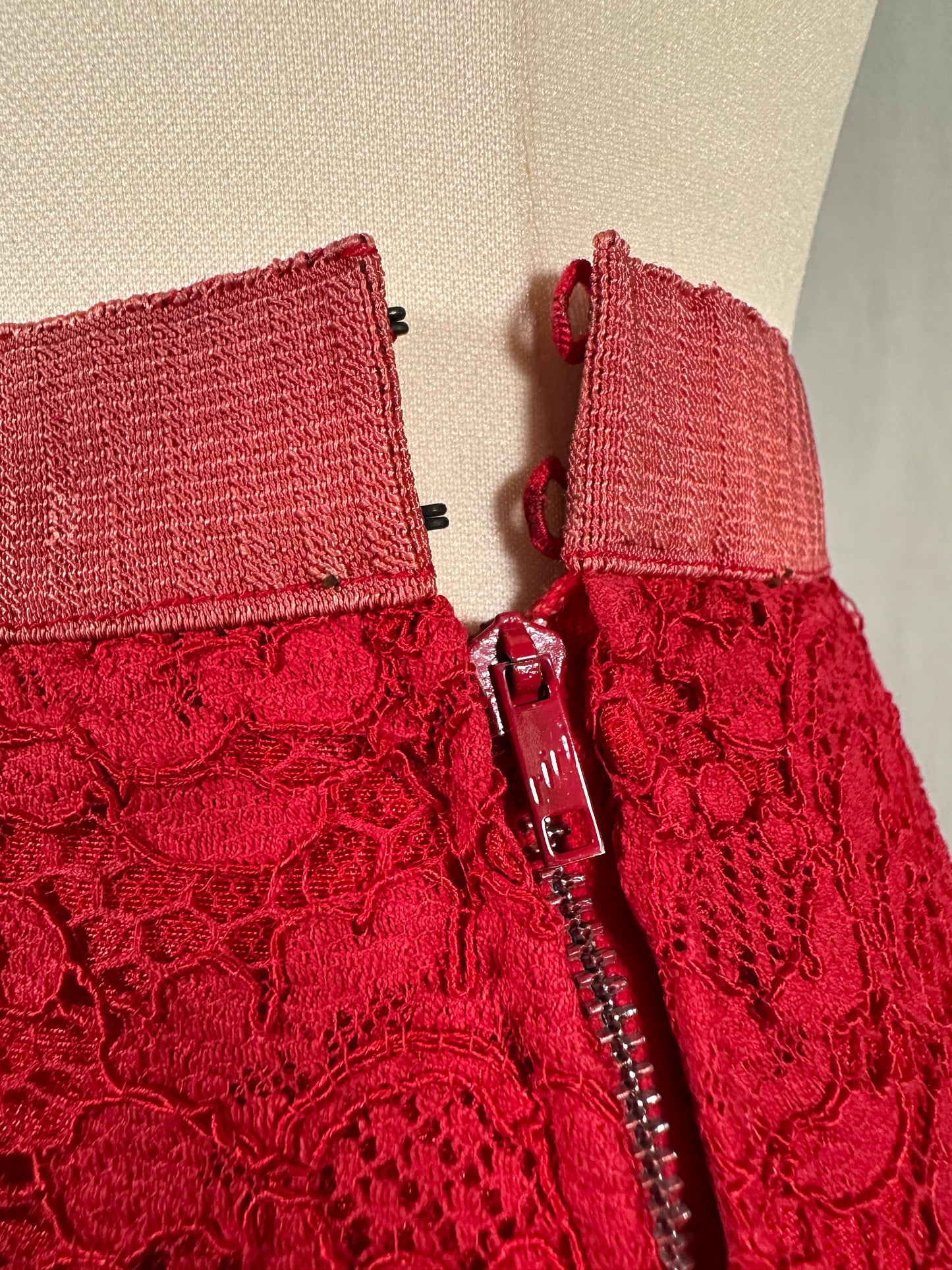 Completo Sartoriale Anni ‘60 in Pizzo Rosso Fragola