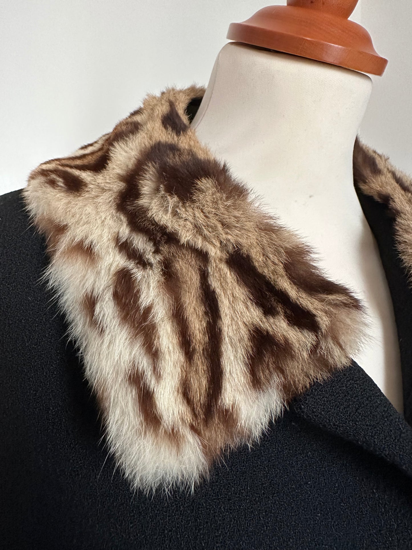 Cappotto Vintage Anni ‘60 Sartoriale in Lana Nero con Collo Pelliccia Ocelot