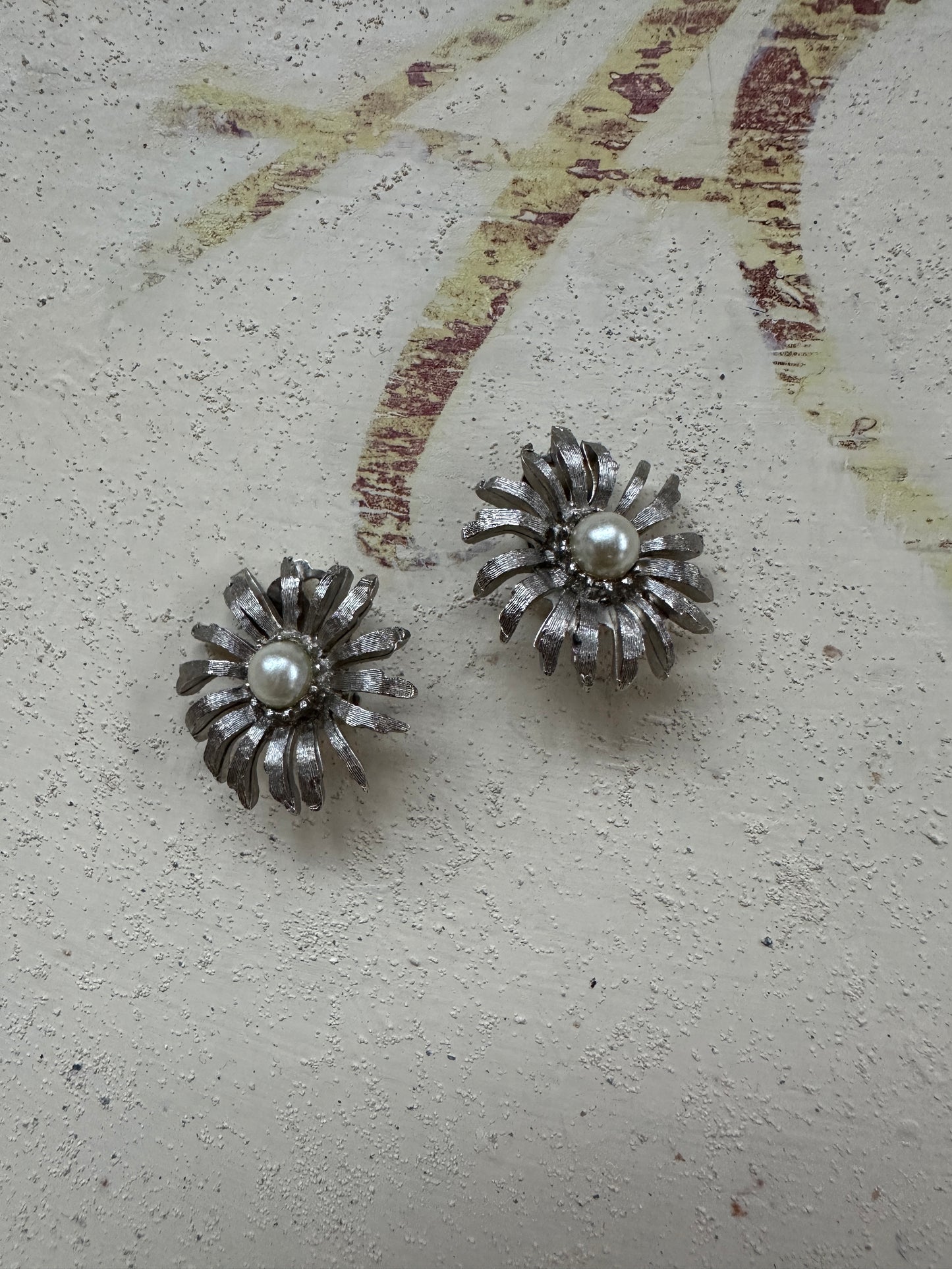 Orecchini Anni ‘60 a Margherita in Metallo Argento con Perla