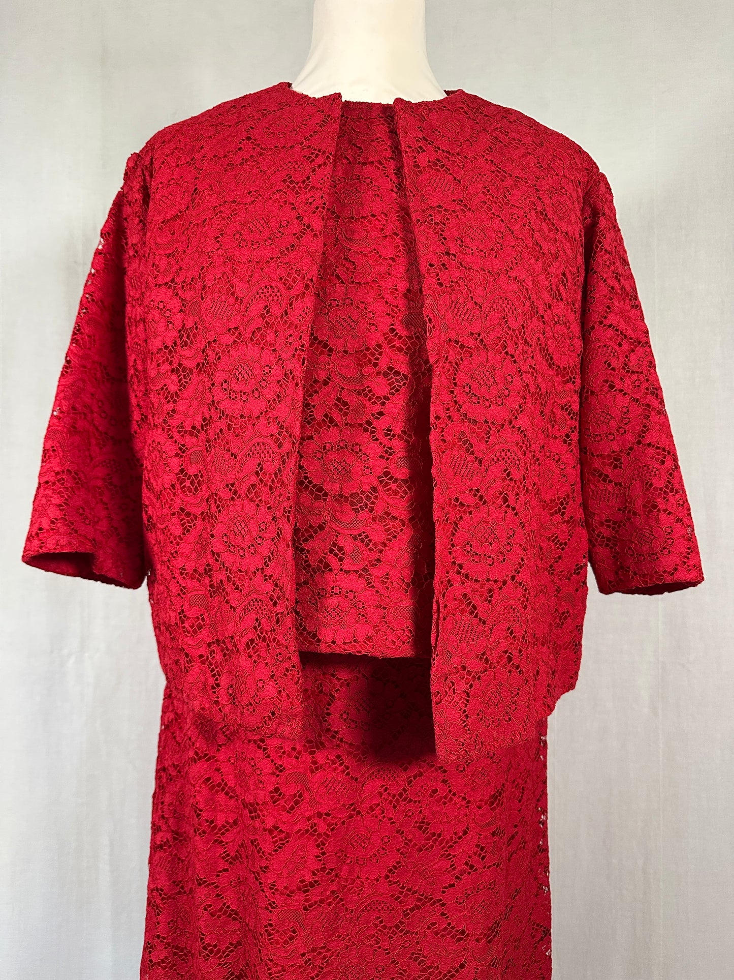 Completo Sartoriale Anni ‘60 in Pizzo Rosso Fragola
