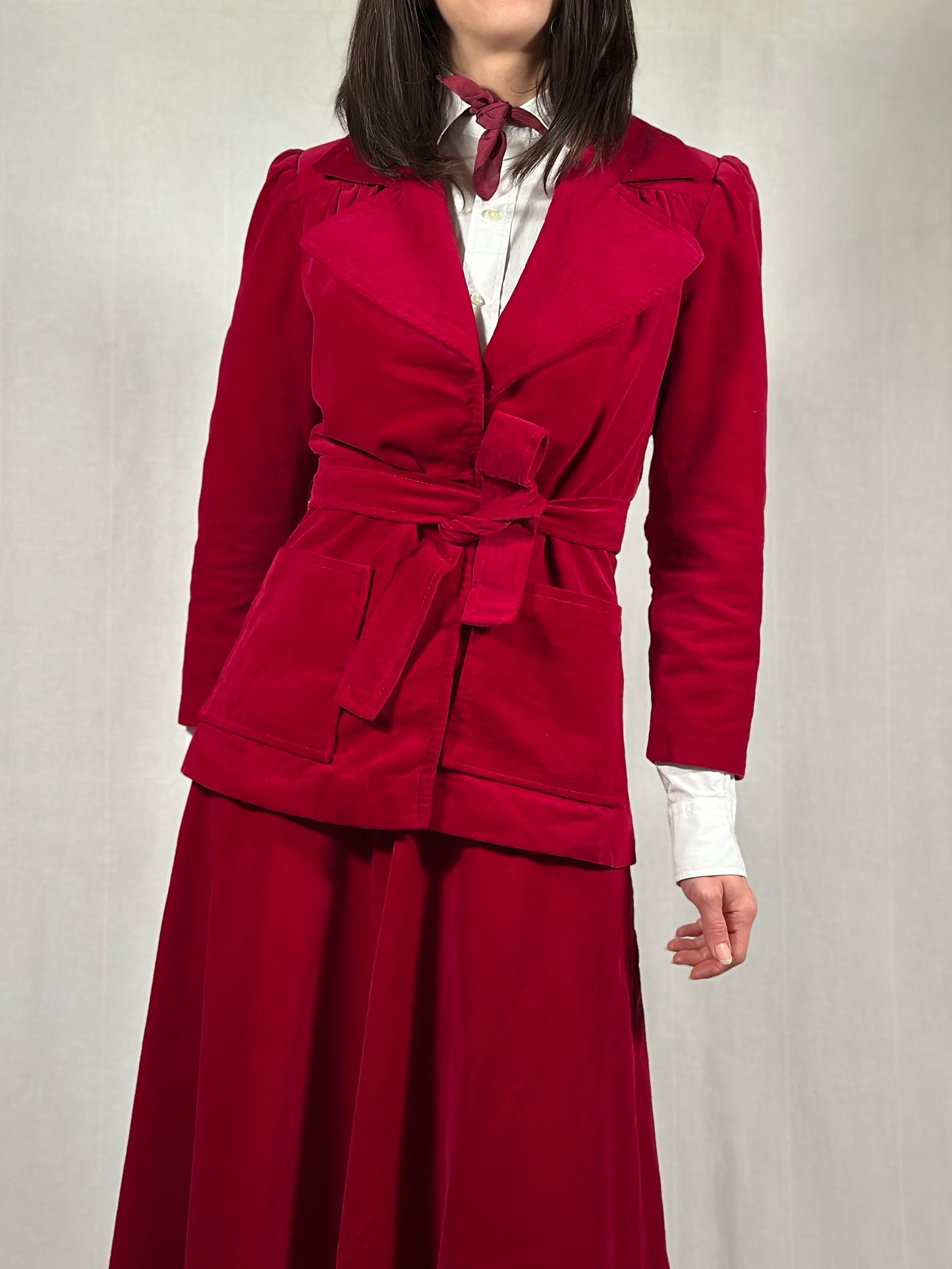 Completo Gonna e Giacca Vintage Anni ‘70 Sartoriale in Velluto Rosso Ciliegia